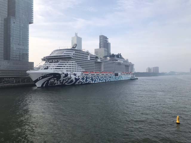 MSC Euribia aan de Cruise Terminal Rotterdam